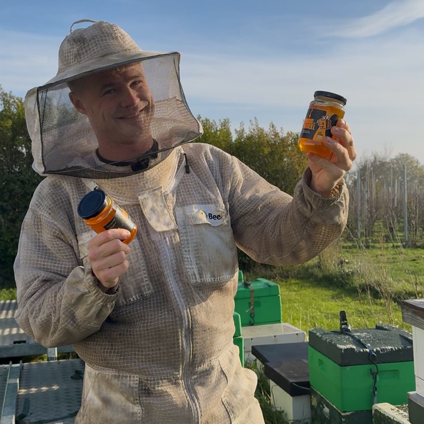 Imker Manuel bij zijn bijenkasten in Kapelle