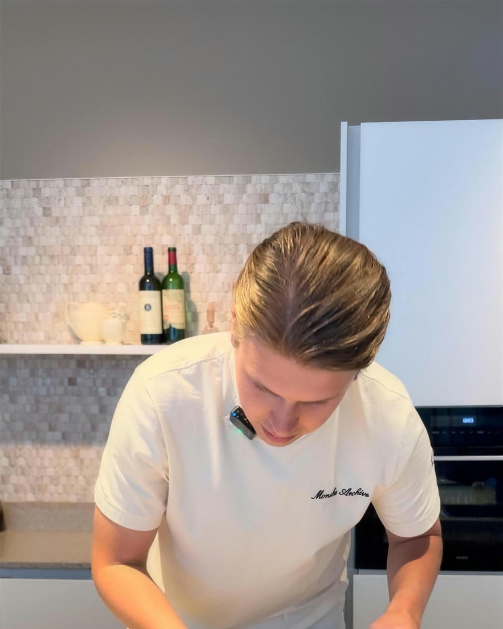 Maarten in de keuken, naast de pagina van The Cellar Club