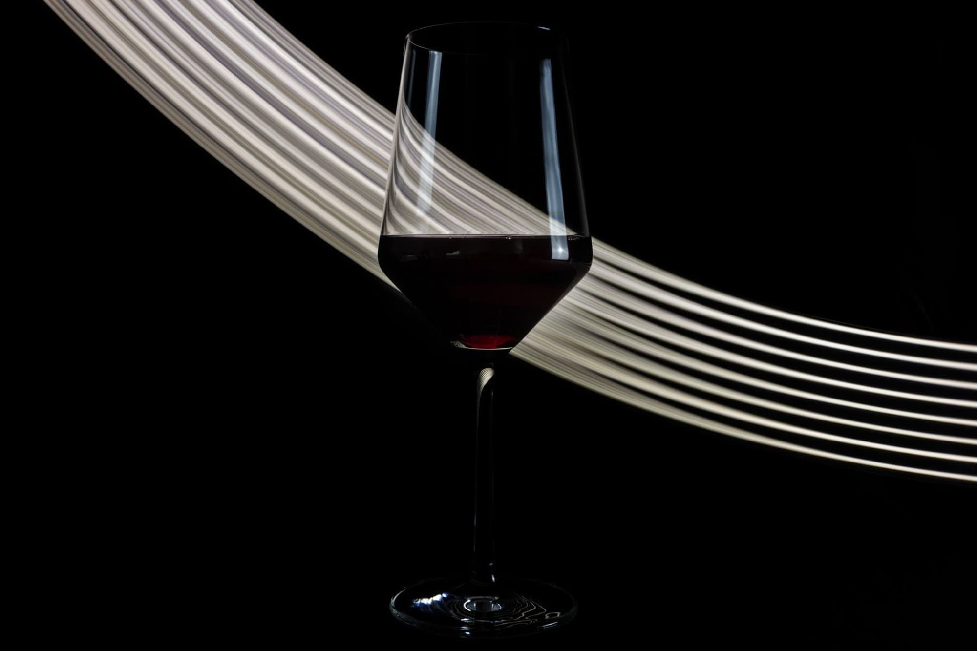 Een glas rode wijn in warm licht, uit de fotografie van Maarten Kookt